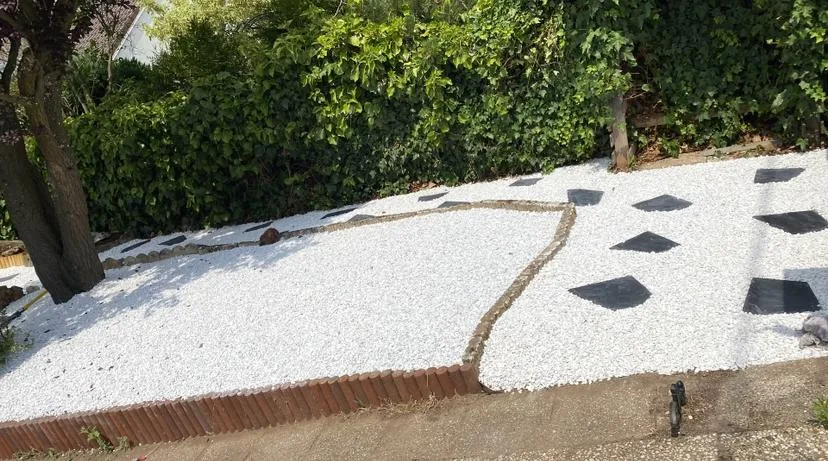 Allée de jardin aménagée avec des granulats clairs