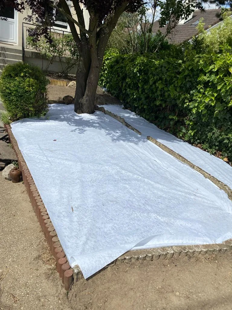 Préparation du sol pendant un aménagement de jardin